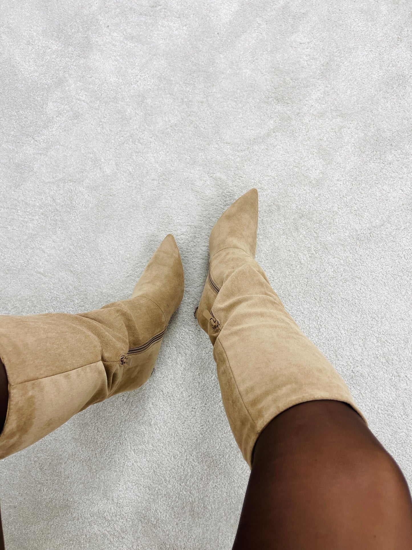 BOTA CANO ALTO EM CAMURÇA BEGE