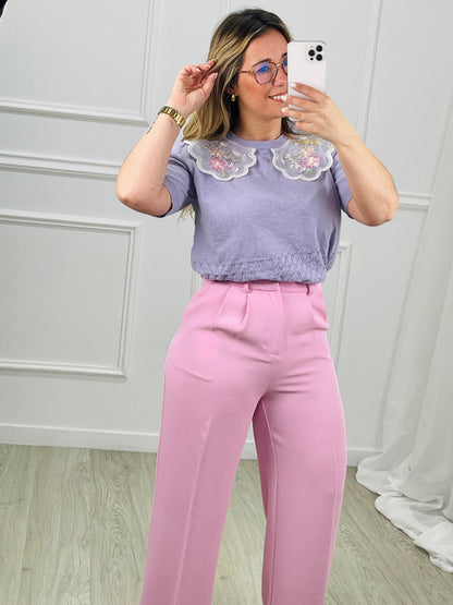 CAMISOLA DE MALHA COM GOLA BABADO BORDADA