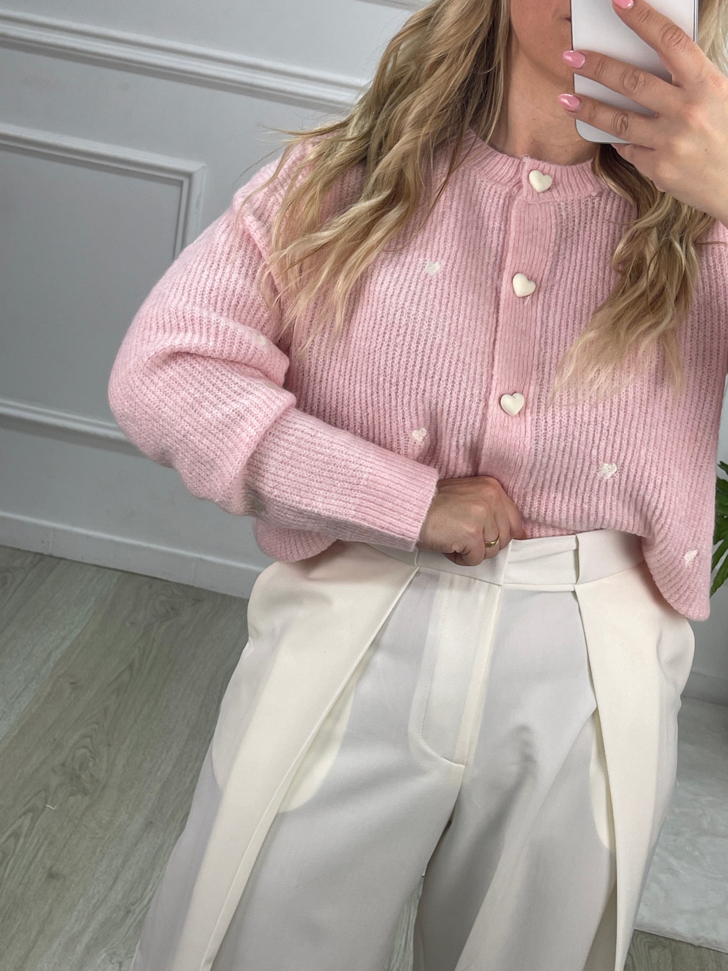 CARDIGAN DE MALHA COM CORAÇÕES ROSA