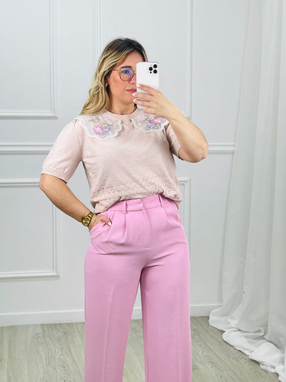 CAMISOLA DE MALHA COM GOLA BABADO BORDADA