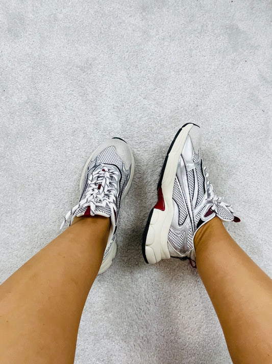 SAPATILHA DESPORTIVA PRATEADA CORINA