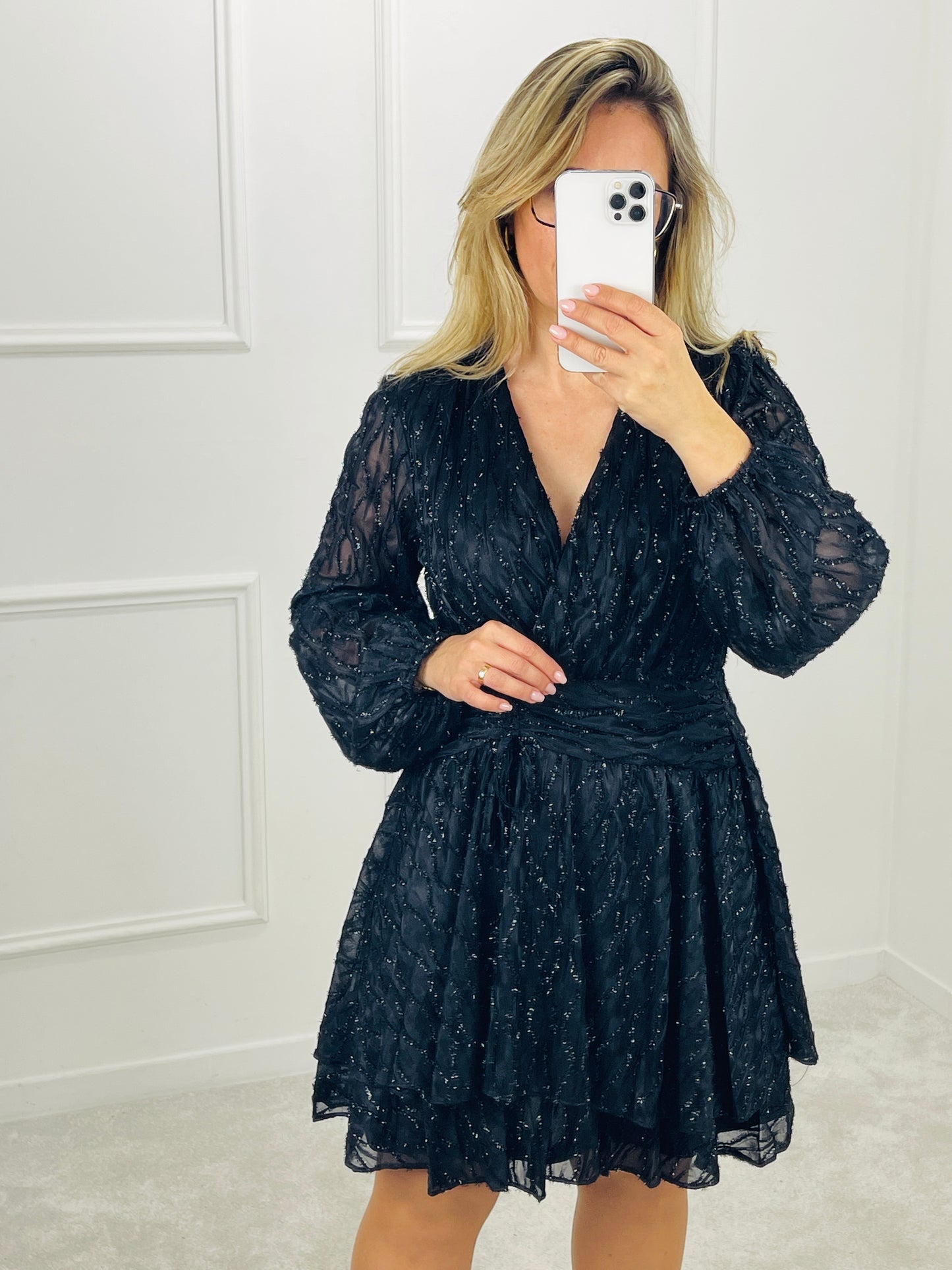 VESTIDO CURTO COM BRILHO PRETO