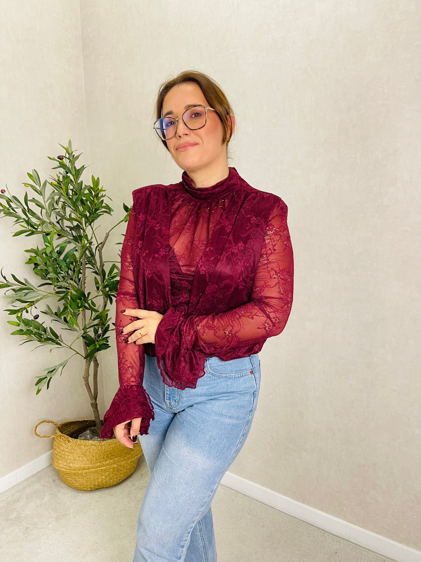 Blusa de Renda Bordeaux com Folhos