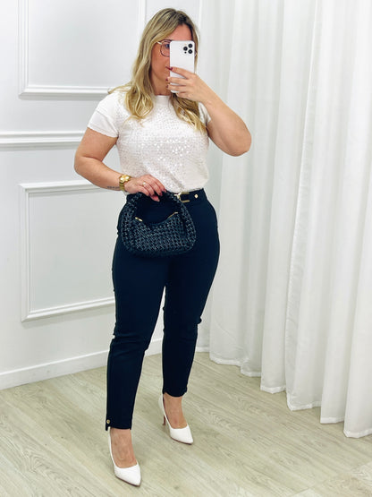 CALÇA CHINO PRETA COM DETALHE DOURADO