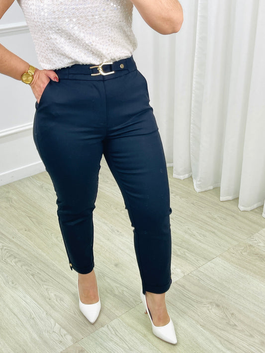 CALÇA CHINO PRETA COM DETALHE DOURADO