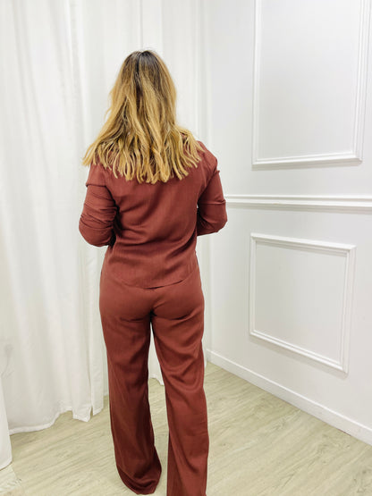 CONJUNTO CAMISA E CALÇA EM LINHO CASTANHO