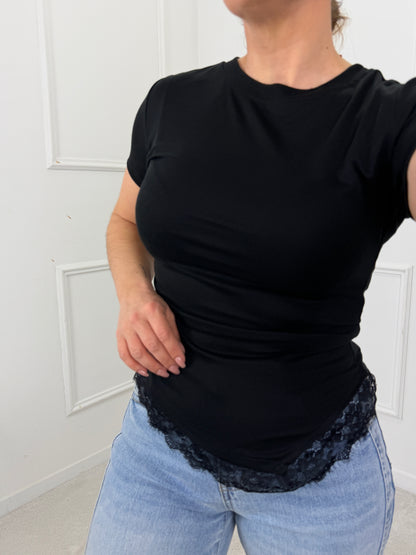 T-SHIRT CANELADA COM RENDA