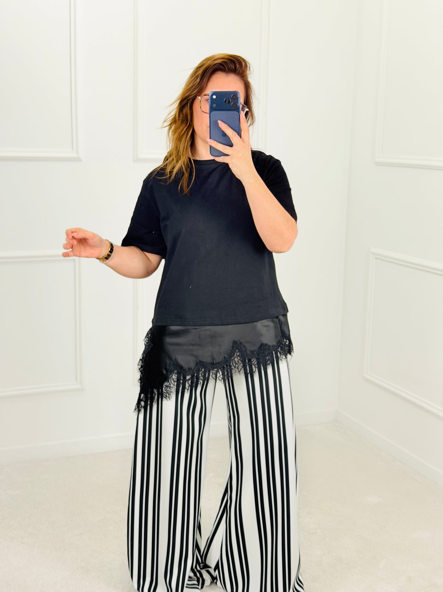 T-SHIRT COM RENDA ASSIMETRICA