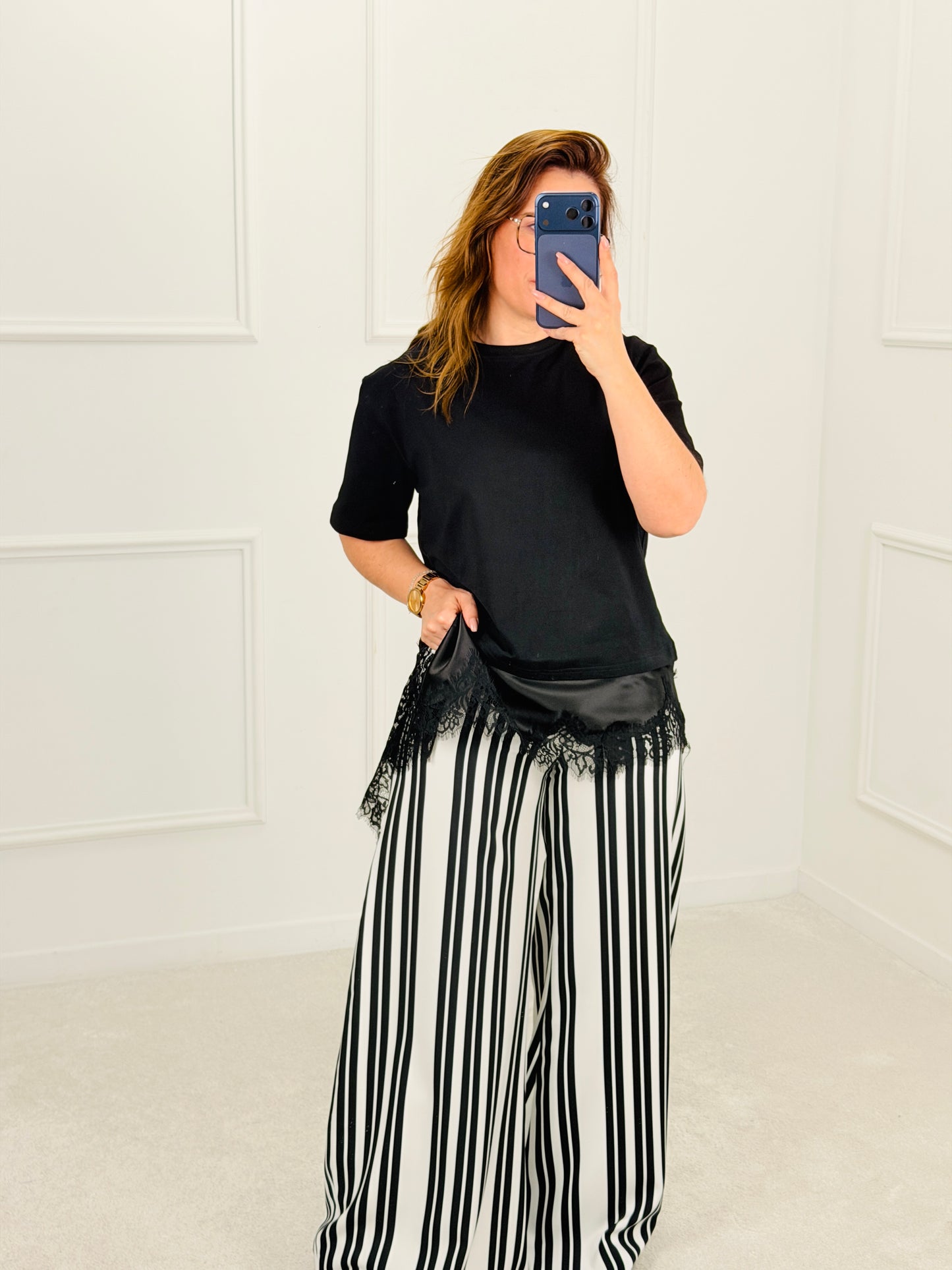 T-SHIRT COM RENDA ASSIMETRICA