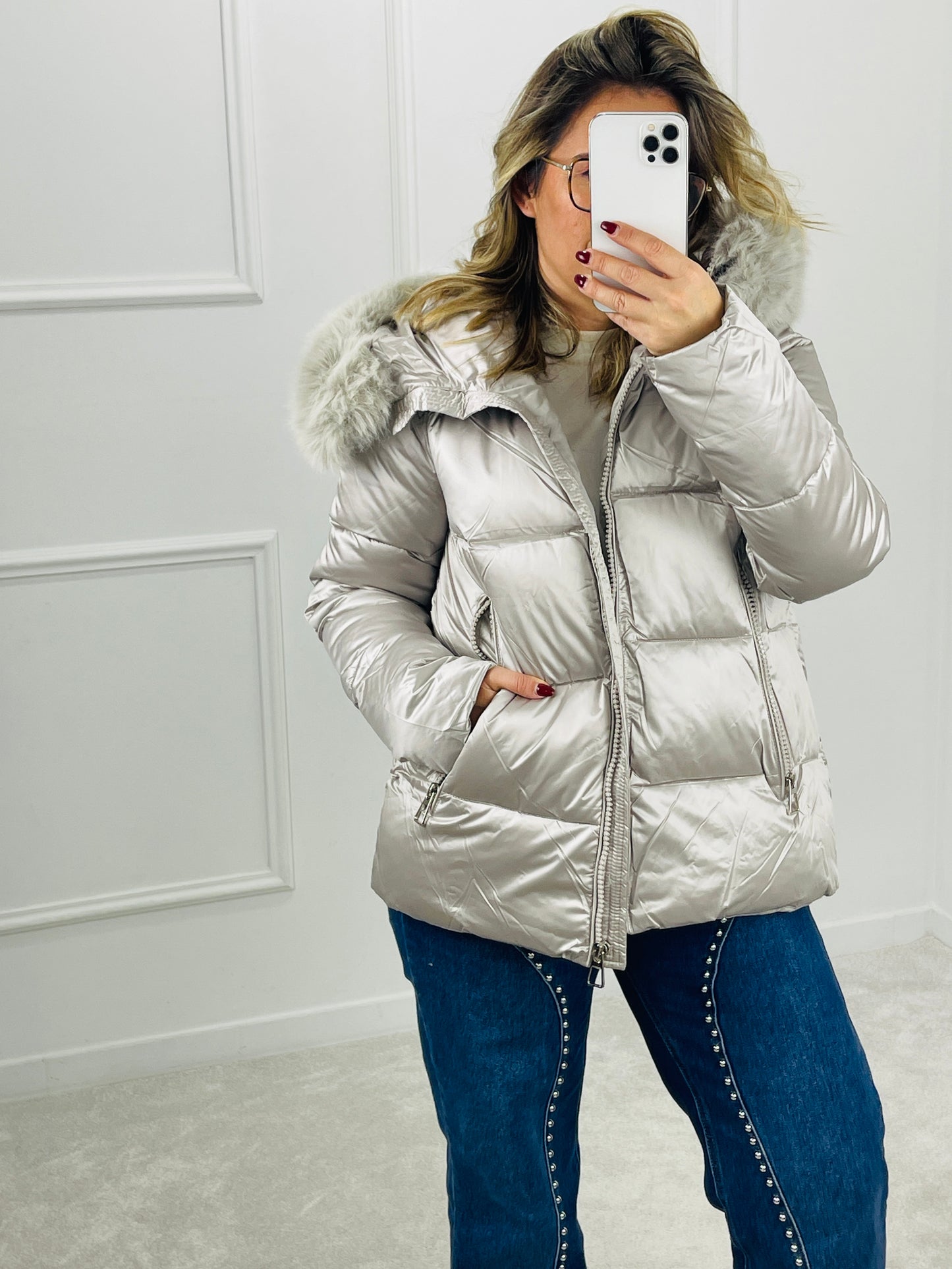 CASACO ACOLCHOADO COM CAPUZ E PELO