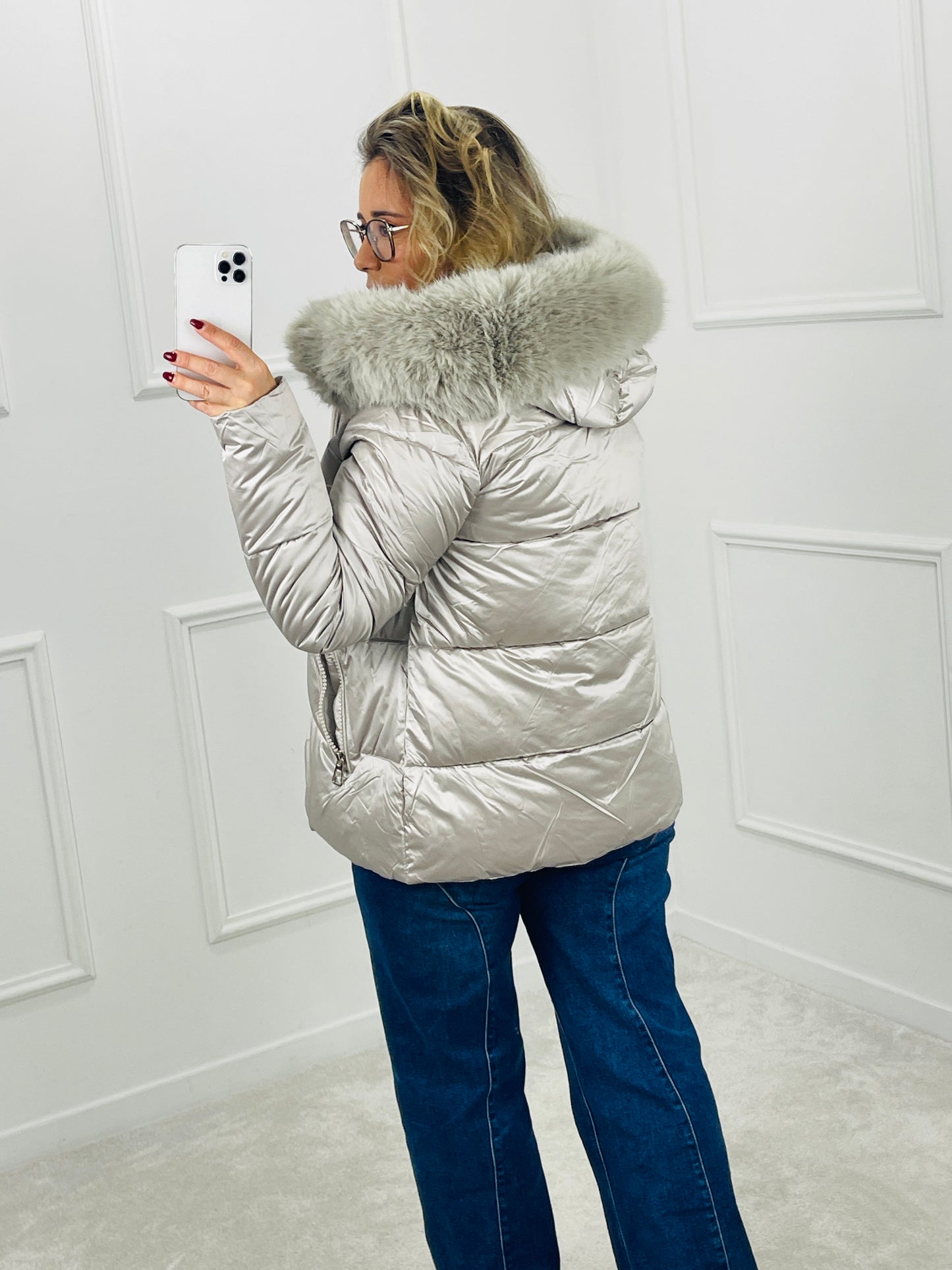 CASACO ACOLCHOADO COM CAPUZ E PELO