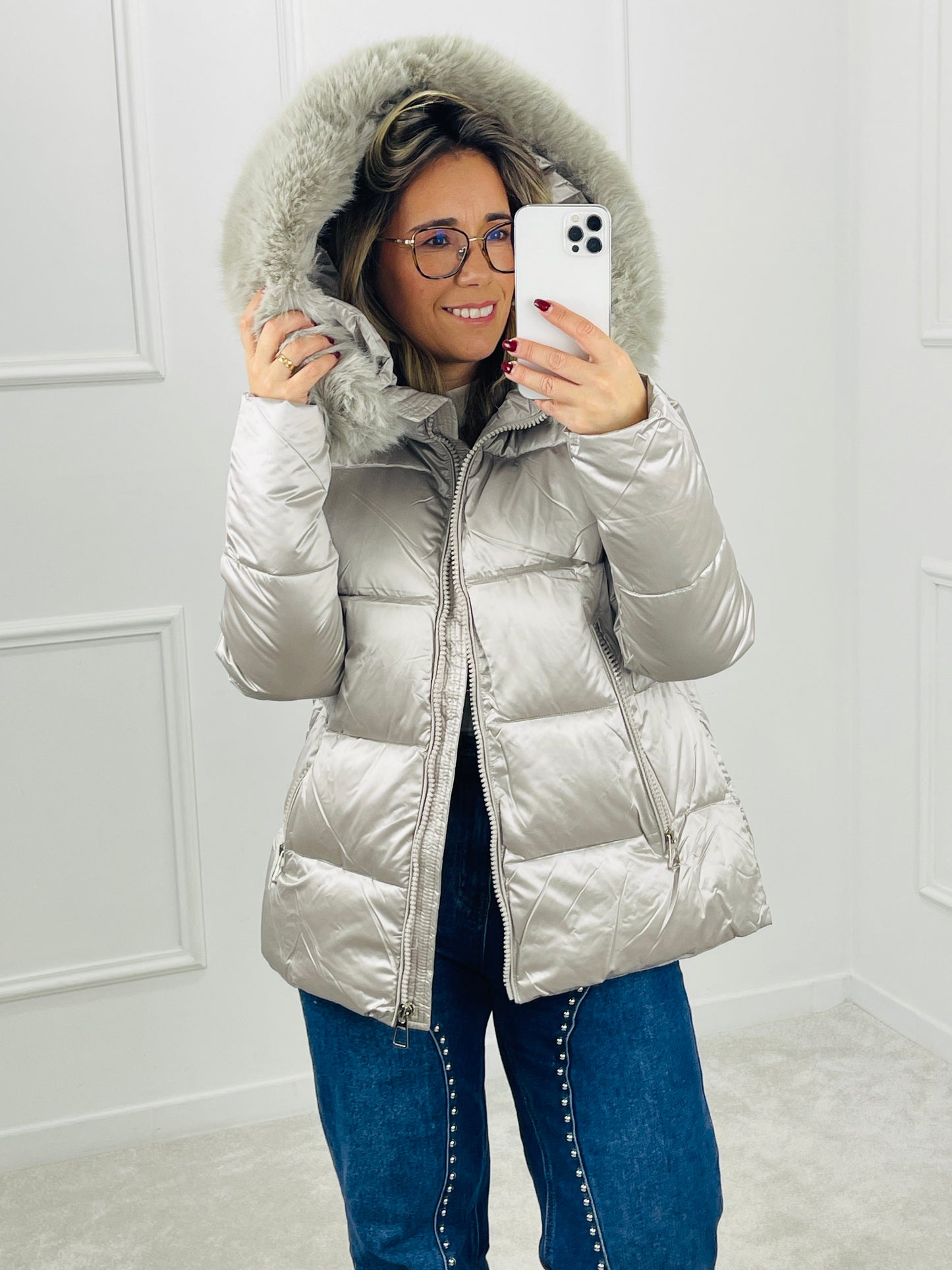 CASACO ACOLCHOADO COM CAPUZ E PELO