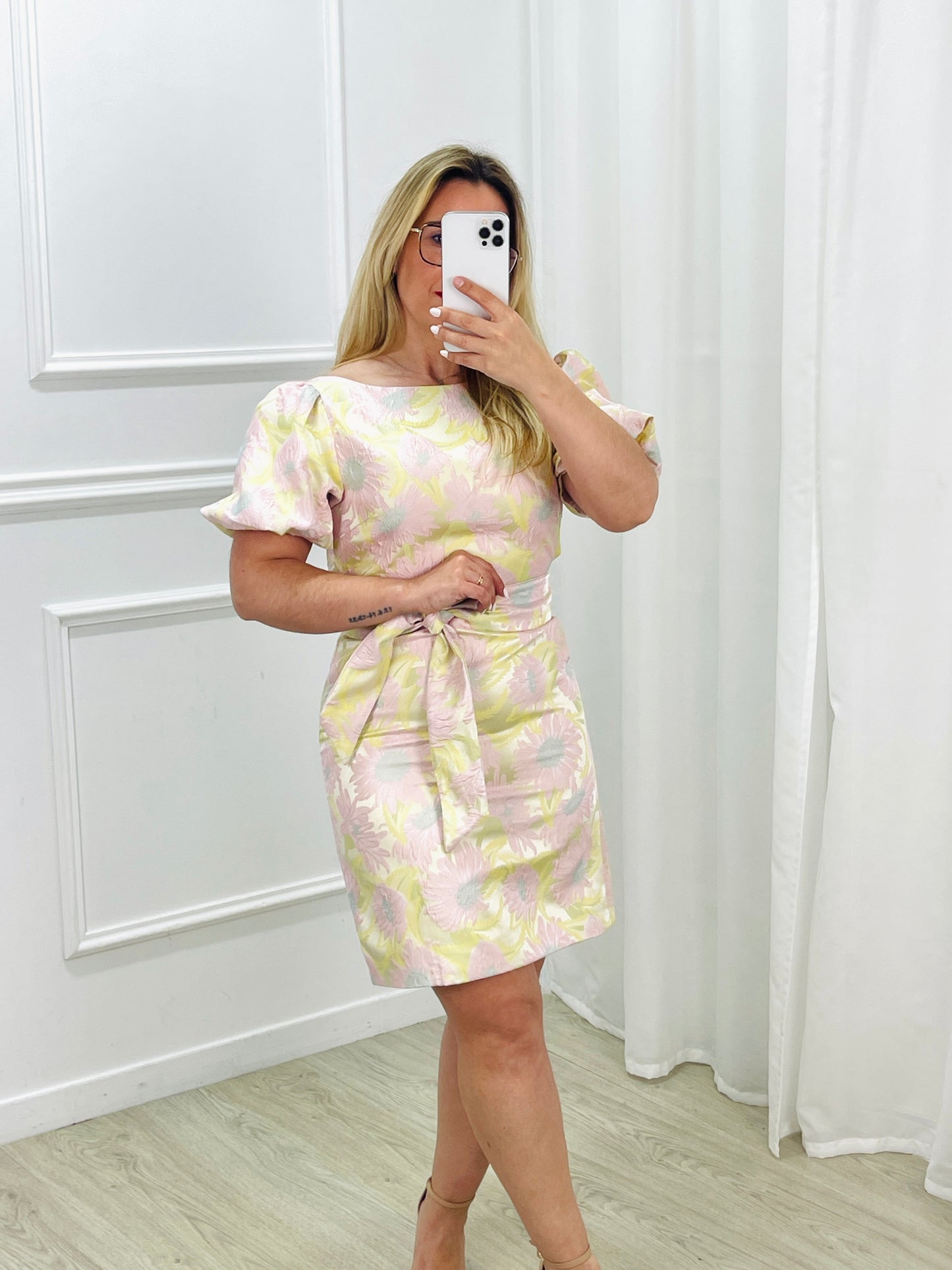 VESTIDO CURTO TEXTURIZADO SEM COSTAS TONS PASTEL