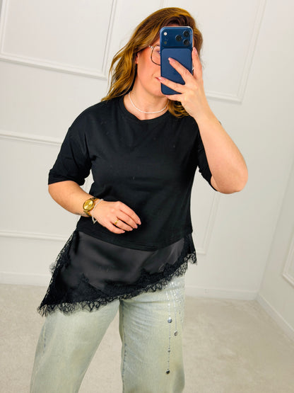 CAMISOLA COM DETALHE ASSIMÉTRICO EM SEDA E RENDA