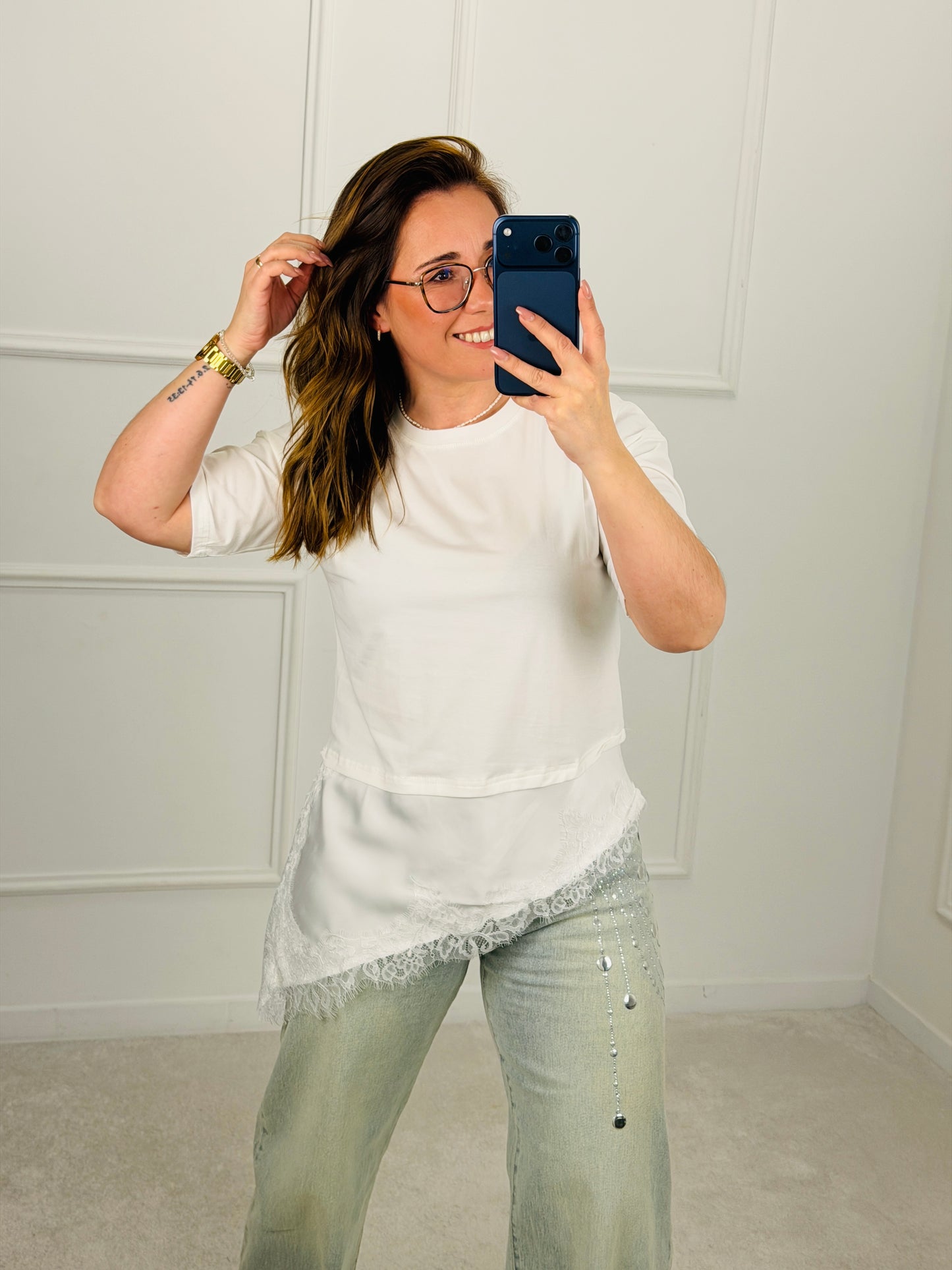 CAMISOLA COM DETALHE ASSIMÉTRICO EM SEDA E RENDA