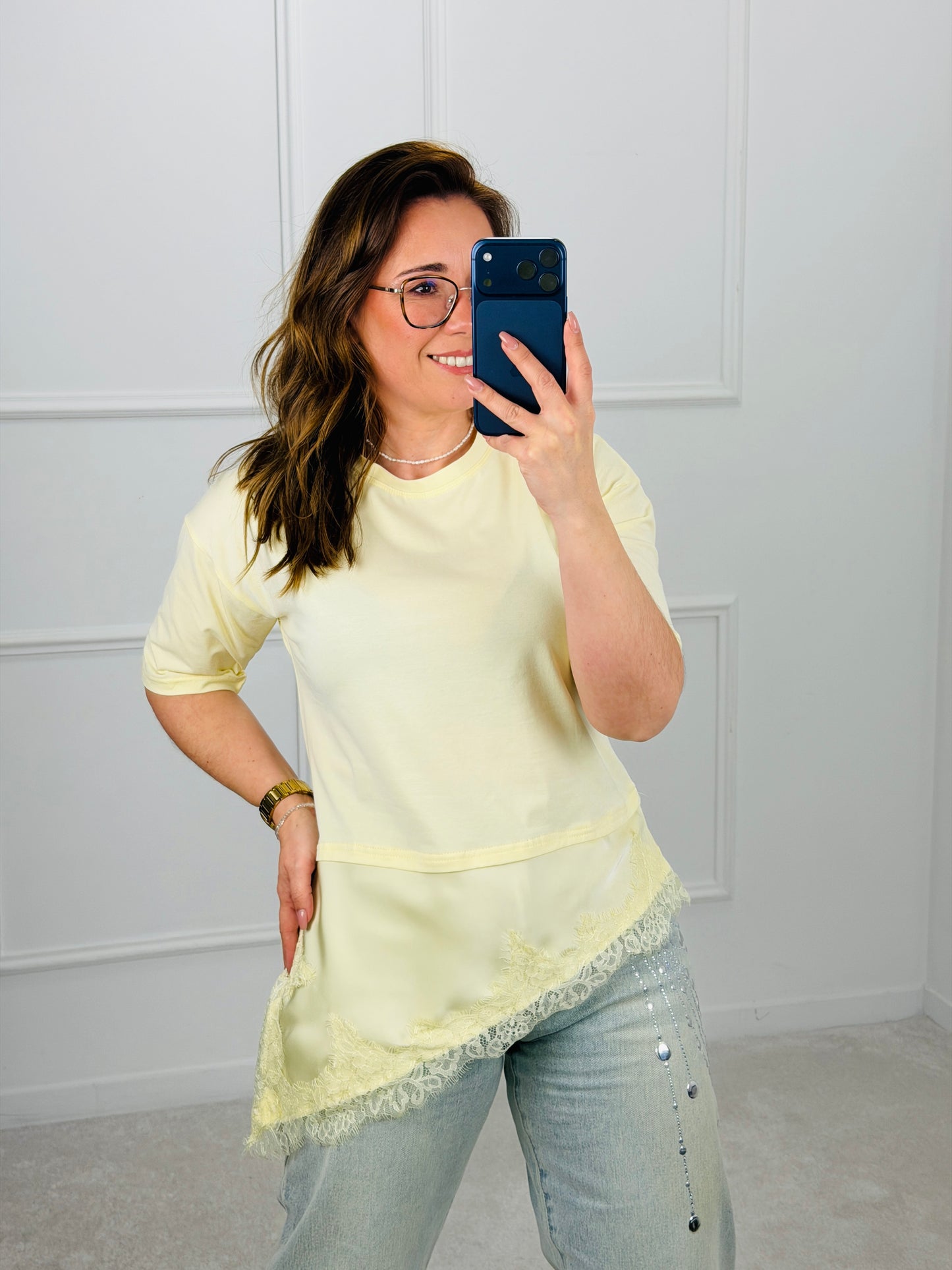 CAMISOLA COM DETALHE ASSIMÉTRICO EM SEDA E RENDA