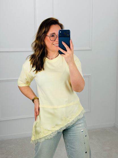 CAMISOLA COM DETALHE ASSIMÉTRICO EM SEDA E RENDA