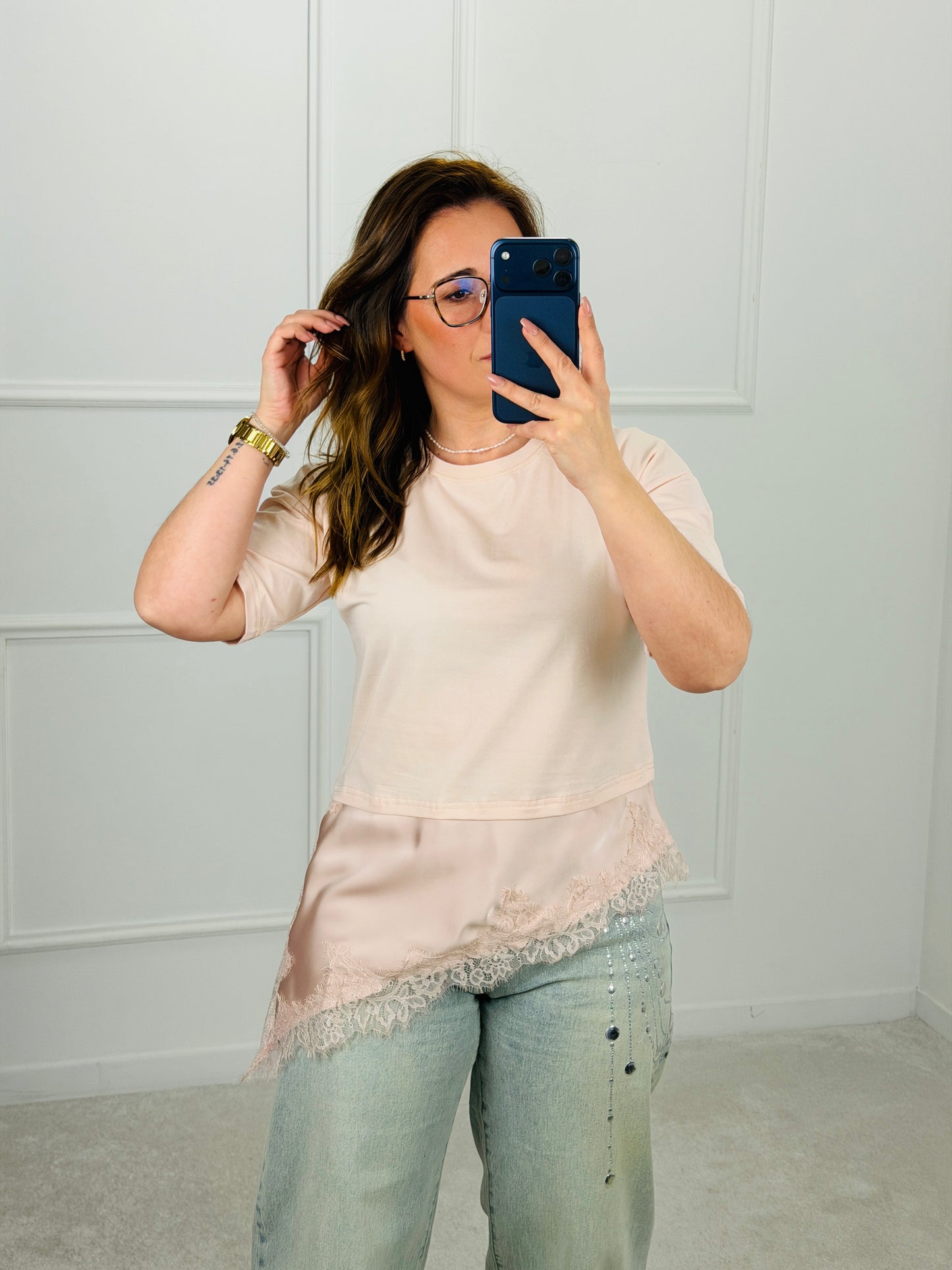 CAMISOLA COM DETALHE ASSIMÉTRICO EM SEDA E RENDA