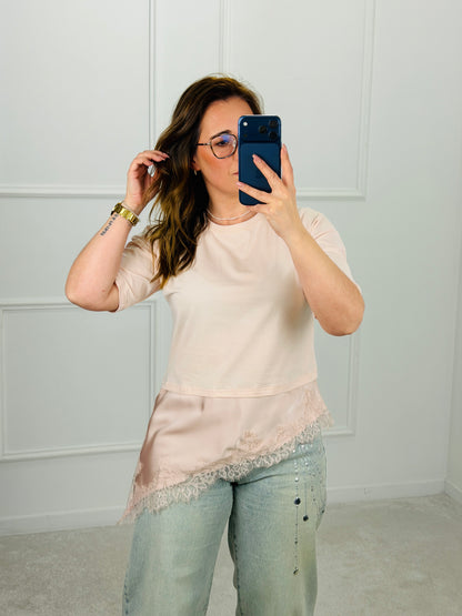 CAMISOLA COM DETALHE ASSIMÉTRICO EM SEDA E RENDA