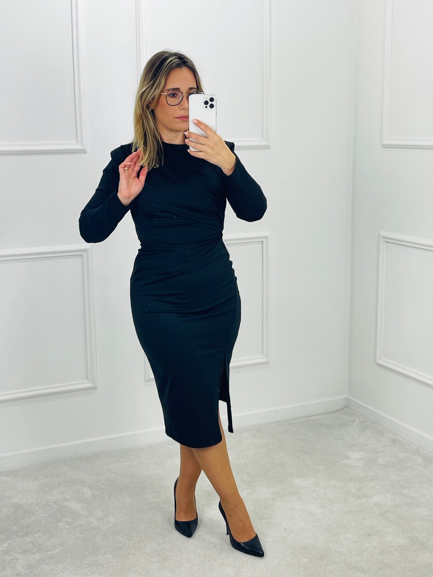 VESTIDO MIDI PRETO DRAPEADO COM OMBREIRAS MARCADAS