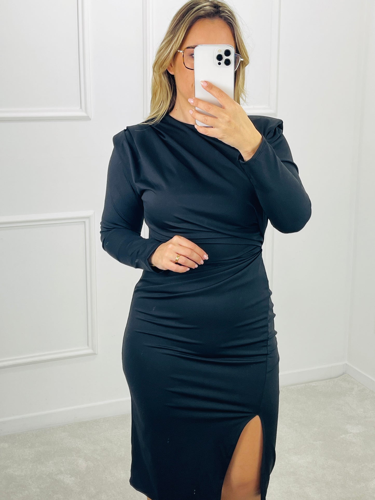 VESTIDO MIDI PRETO DRAPEADO COM OMBREIRAS MARCADAS