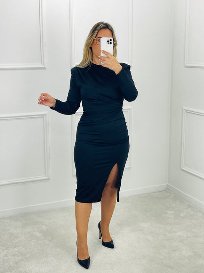 VESTIDO MIDI PRETO DRAPEADO COM OMBREIRAS MARCADAS