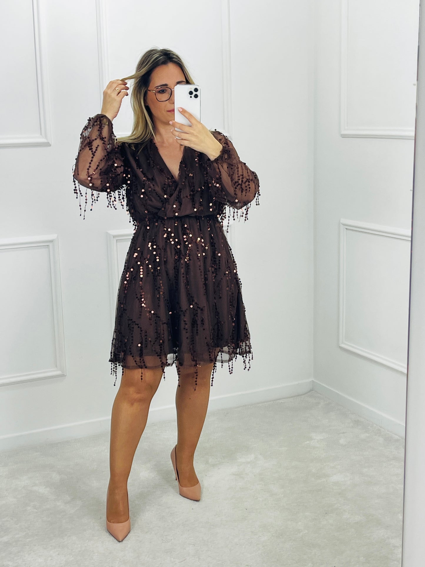 VESTIDO CURTO COM LANTEJOULAS