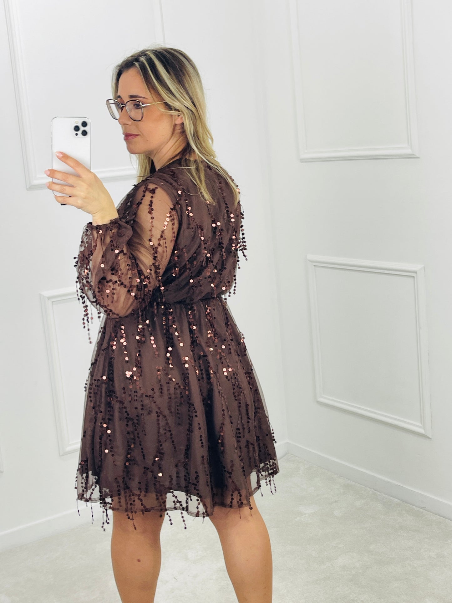 VESTIDO CURTO COM LANTEJOULAS