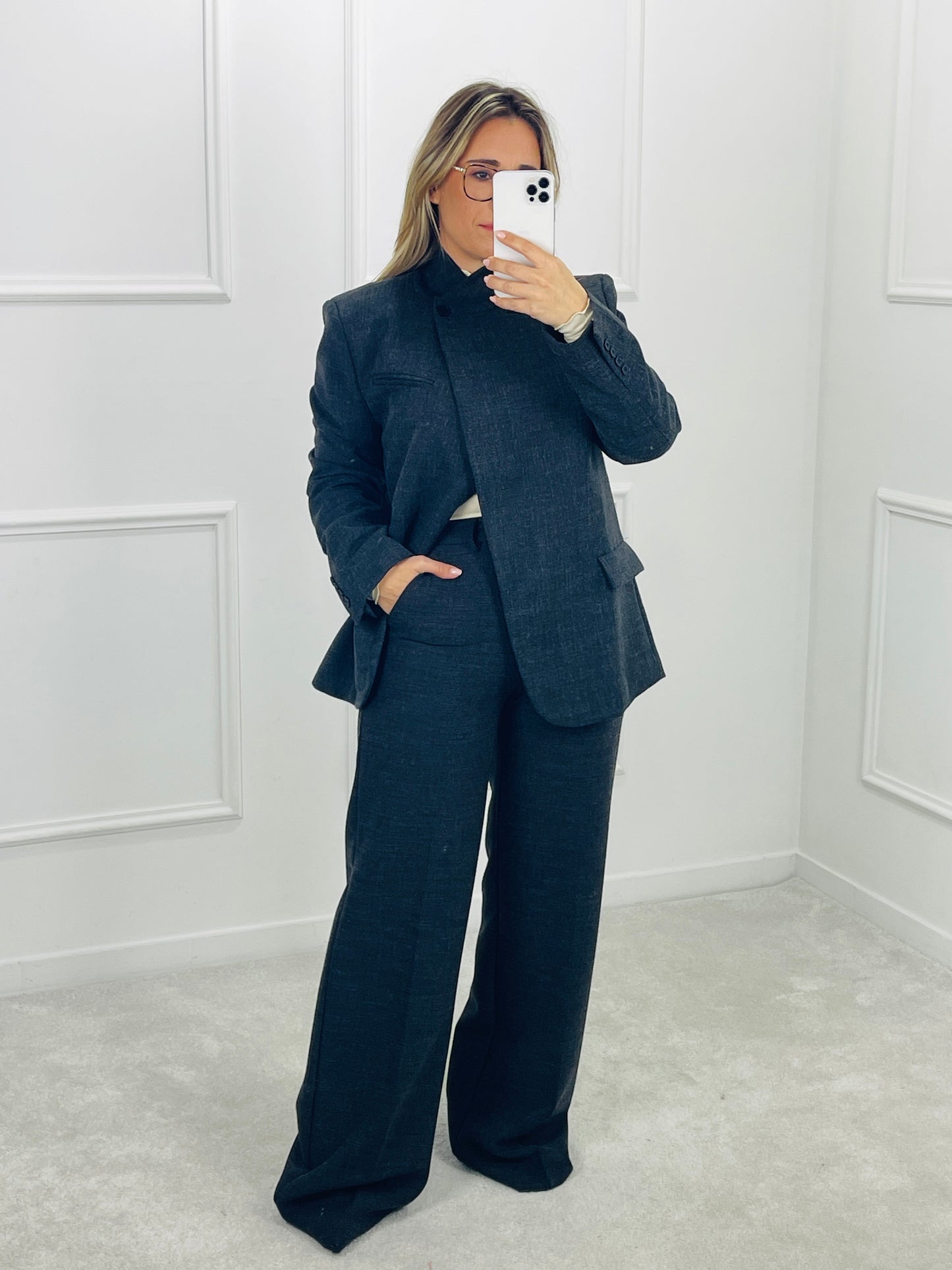 BLAZER CLÁSSICO ESTRUTURADO EM TOM ANTRACITE