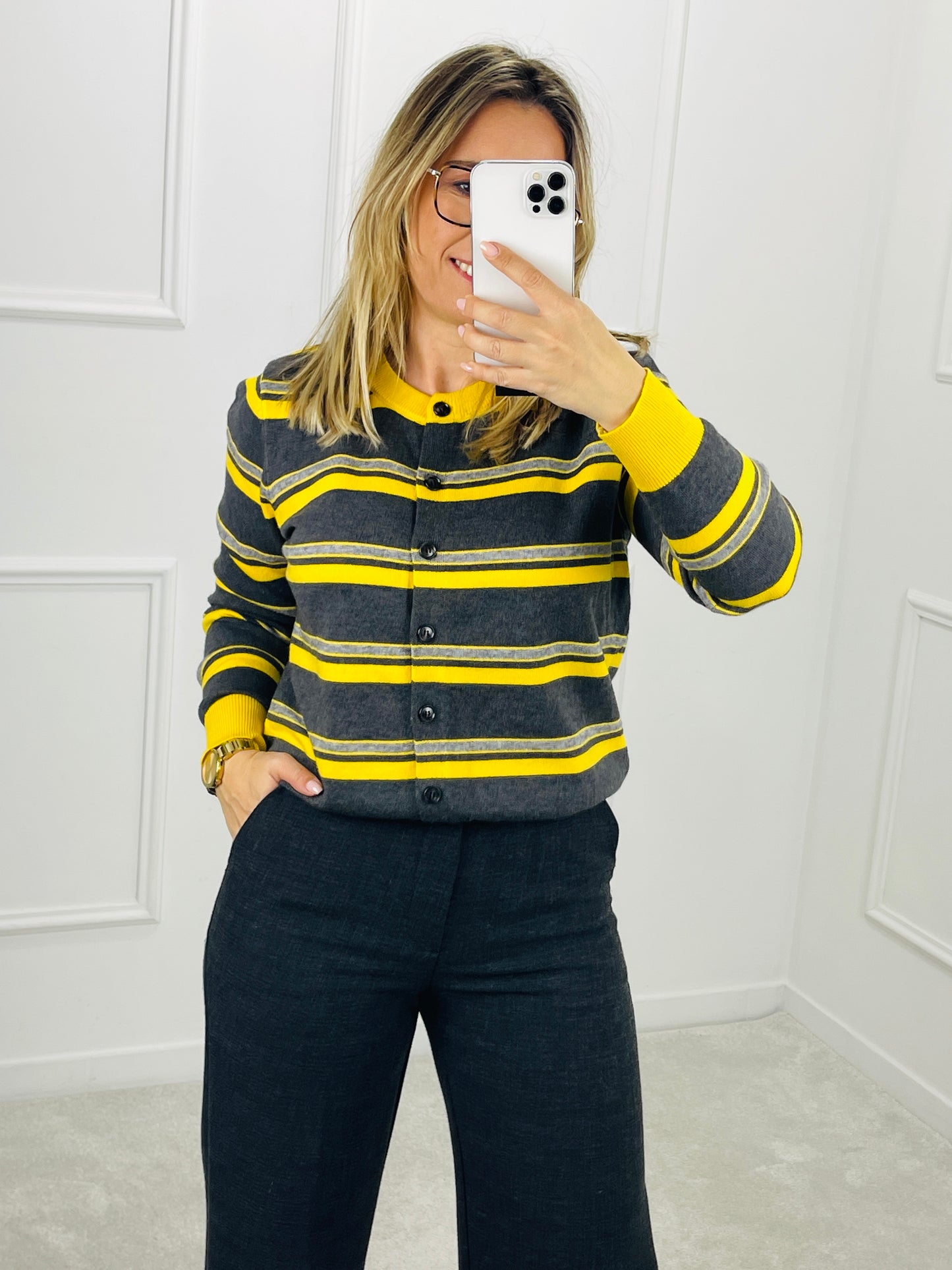 CARDIGAN DE MALHA ÀS RISCAS EM CINZA E AMARELO