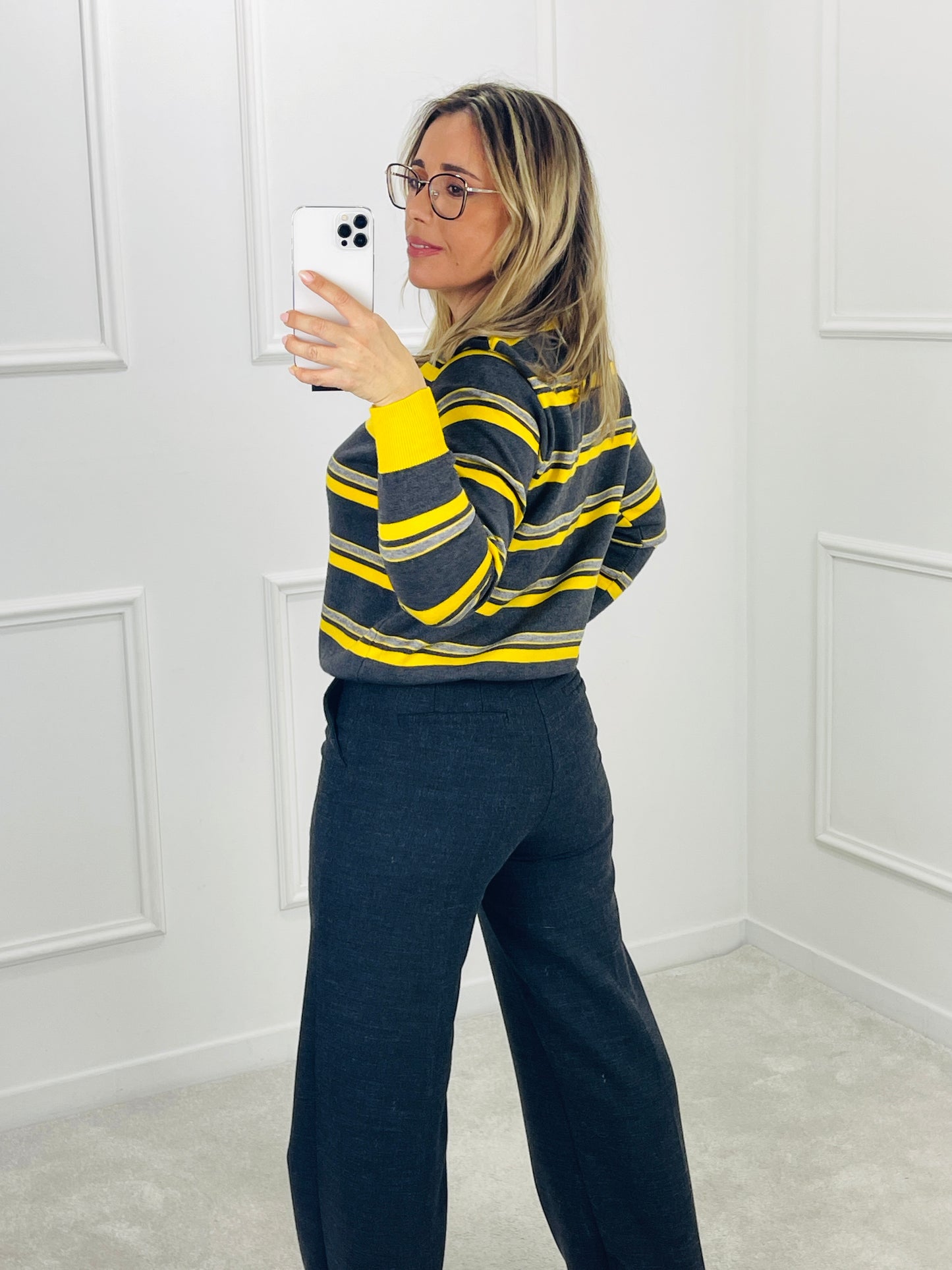 CARDIGAN DE MALHA ÀS RISCAS EM CINZA E AMARELO