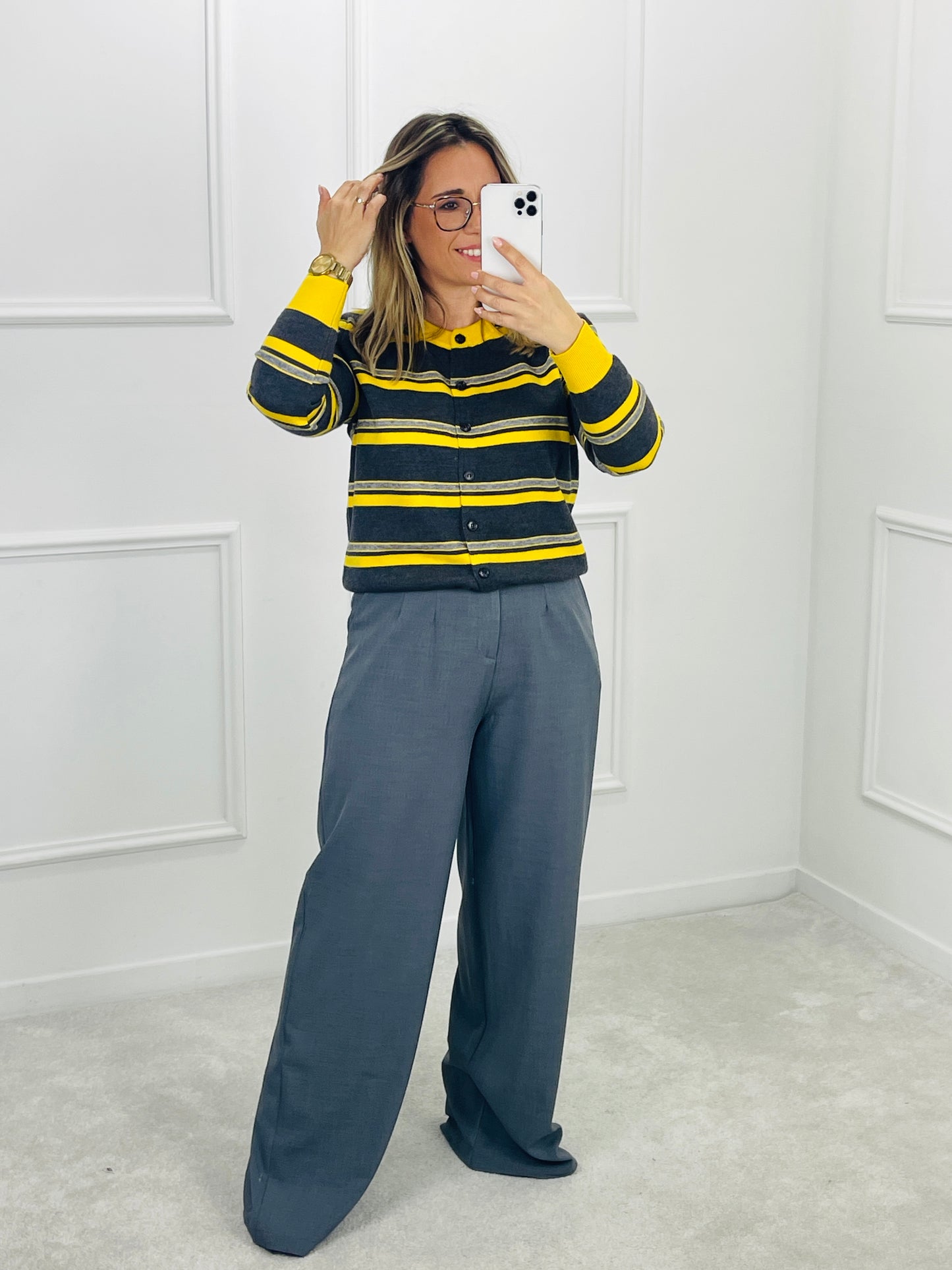 CARDIGAN DE MALHA ÀS RISCAS EM CINZA E AMARELO