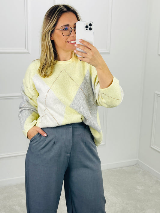 CAMISOLA DE MALHA COM PADRÃO LOSANGOS EM AMARELO SUAVE