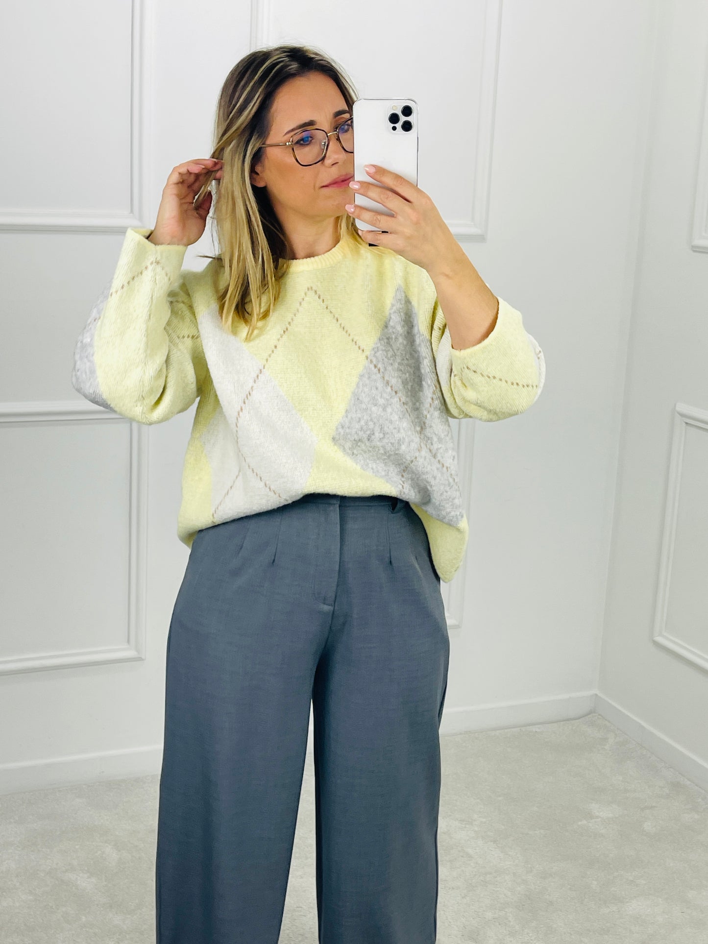 CAMISOLA DE MALHA COM PADRÃO LOSANGOS EM AMARELO SUAVE