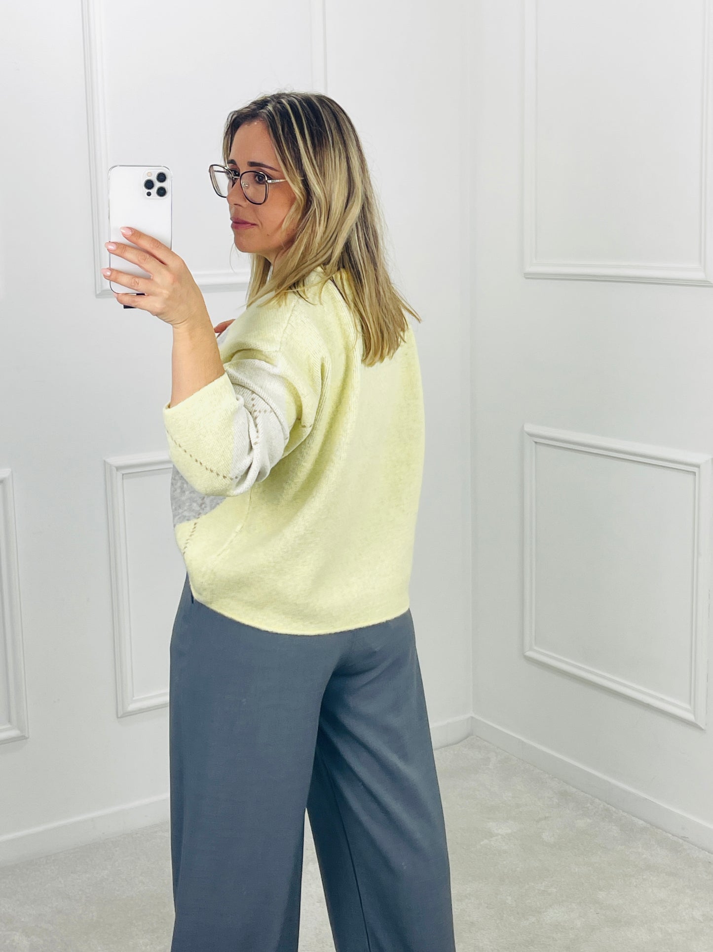 CAMISOLA DE MALHA COM PADRÃO LOSANGOS EM AMARELO SUAVE