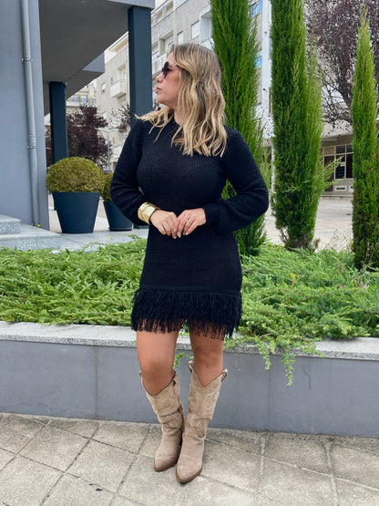 VESTIDO DE MALHA COM FRANJAS PRETO