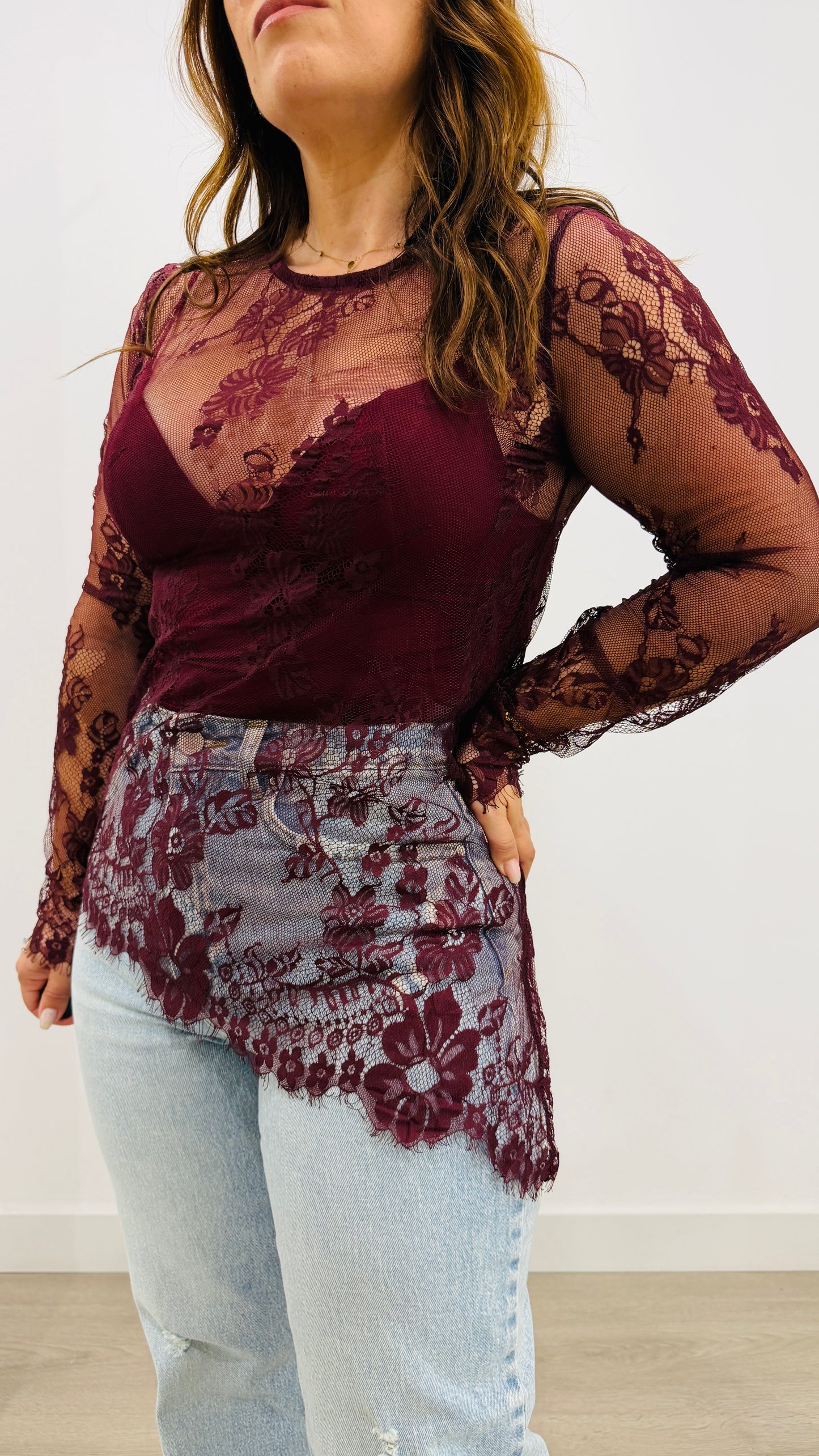 BLUSA EM RENDA ASSIMÉTRICA