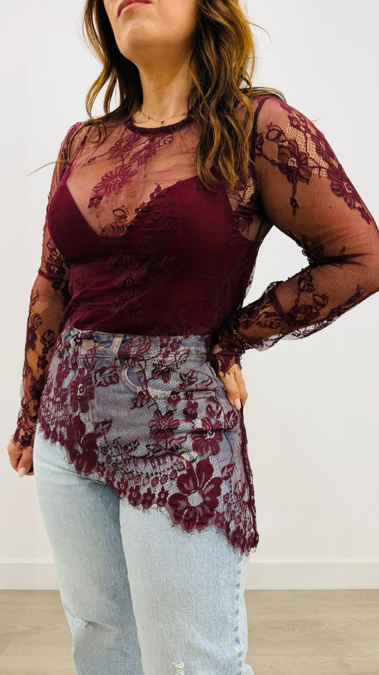 BLUSA EM RENDA ASSIMÉTRICA