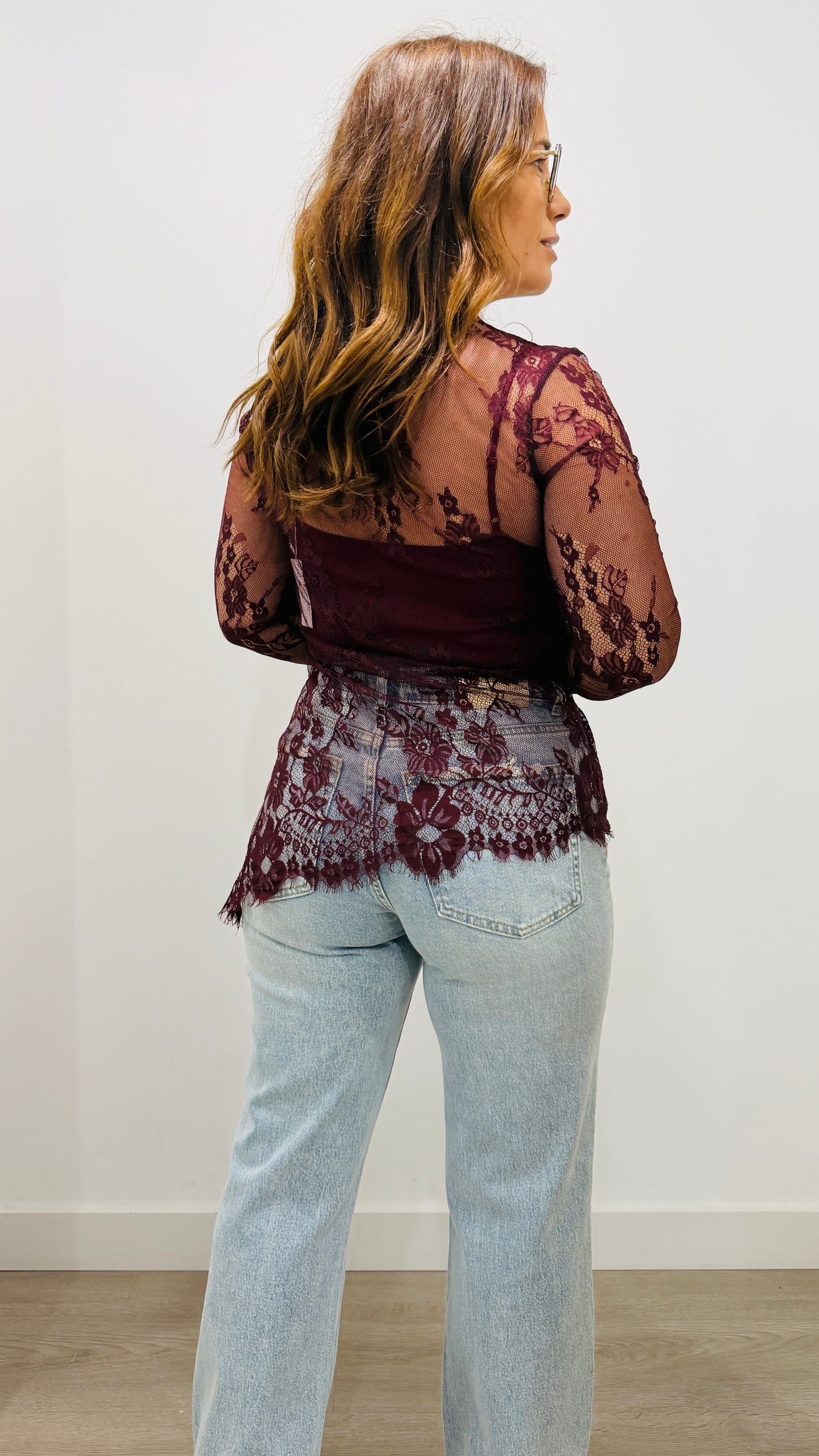 BLUSA EM RENDA ASSIMÉTRICA