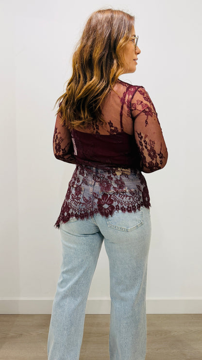 BLUSA EM RENDA ASSIMÉTRICA