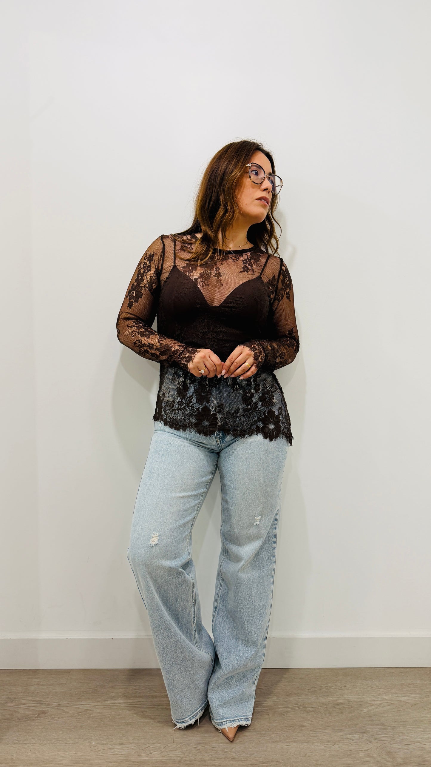 BLUSA EM RENDA ASSIMÉTRICA
