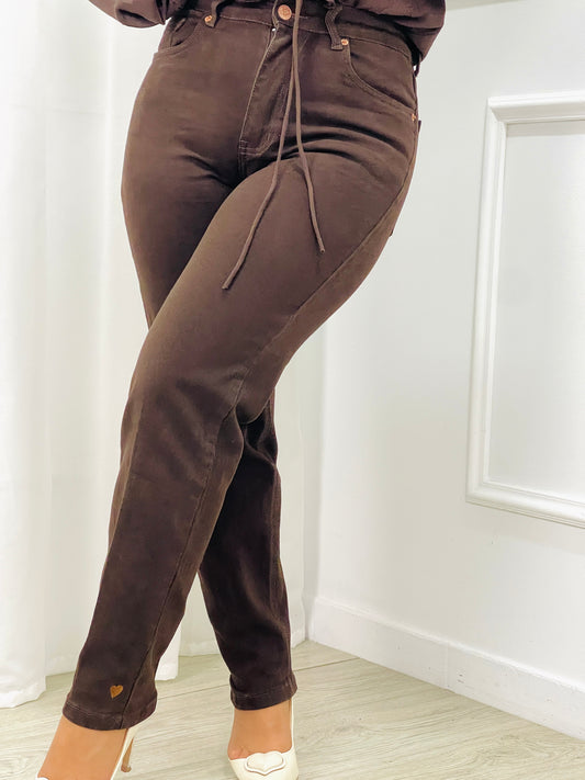 CALÇA MOM FIT KATE CASTANHA