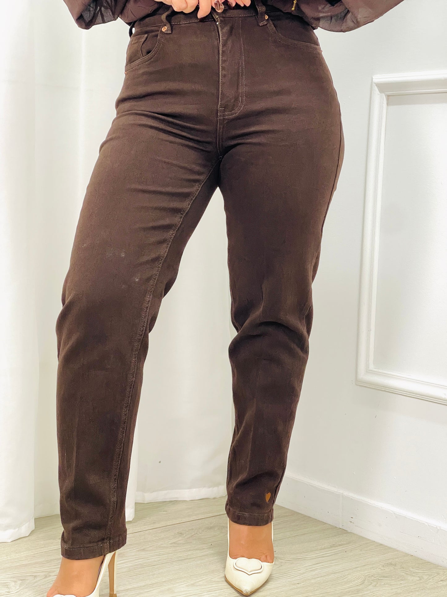 CALÇA MOM FIT KATE CASTANHA