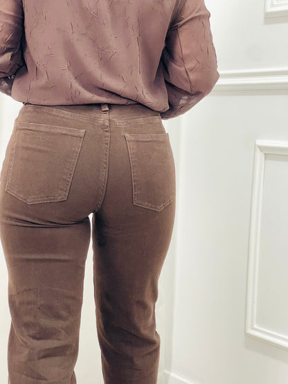 CALÇA MOM FIT KATE CASTANHA