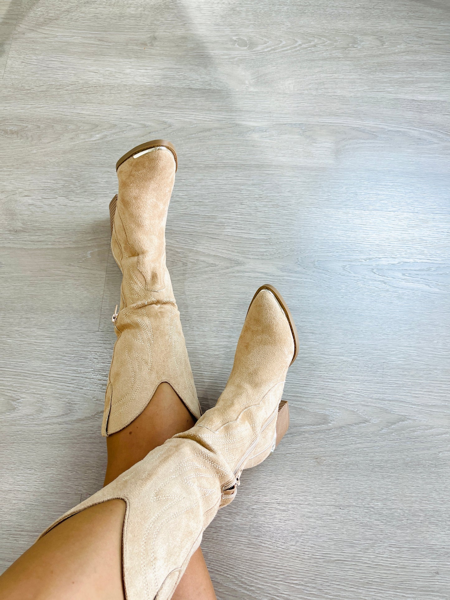 TEXANA BEGE DETALHES DOURADOS