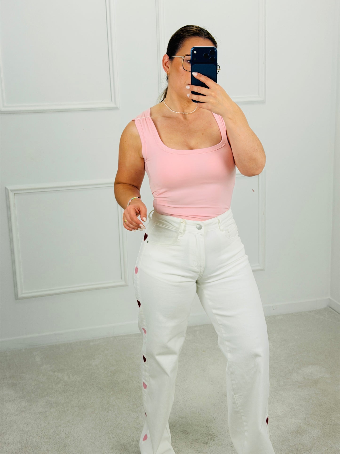 CALÇA WIDE LEG BRANCA COM CORAÇÃO LATERAL VERMELHO E ROSA