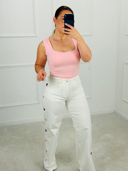 CALÇA WIDE LEG BRANCA COM CORAÇÃO LATERAL VERMELHO E ROSA
