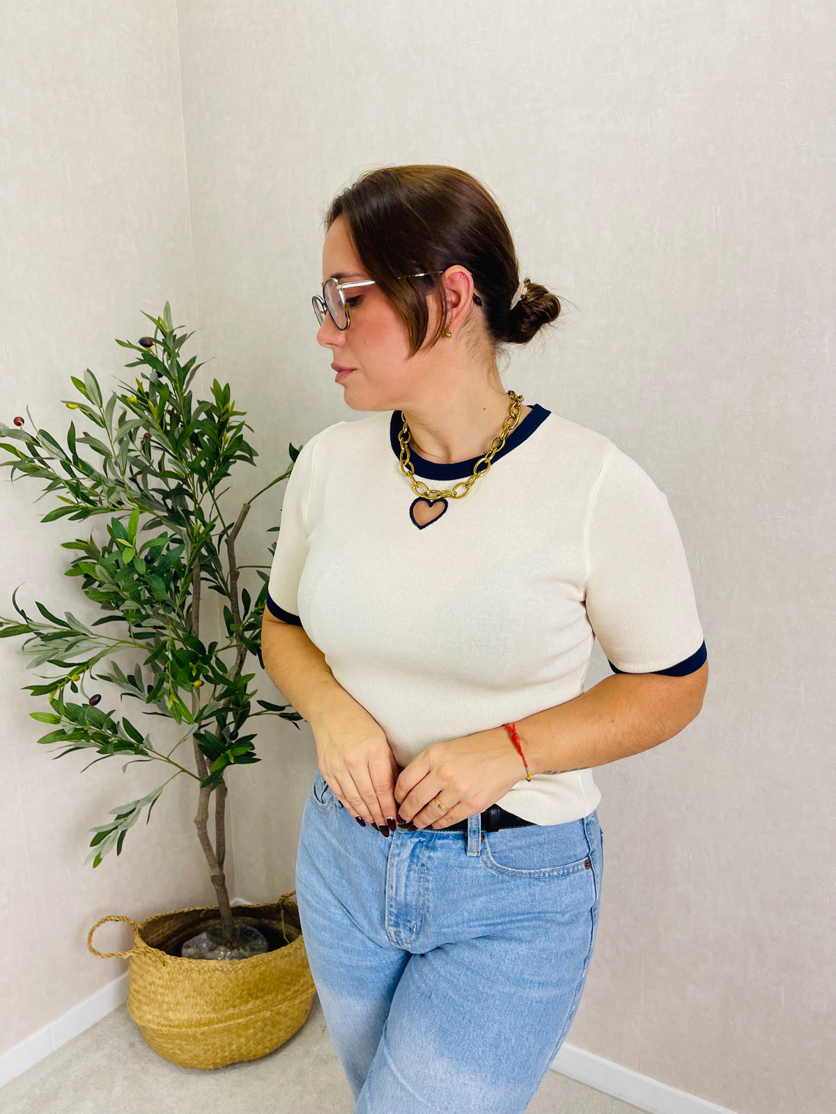 Camisola de Malha Branca com Detalhes Azul-Marinho