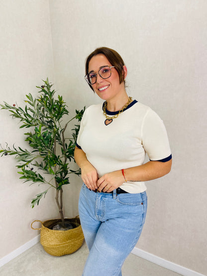 Camisola de Malha Branca com Detalhes Azul-Marinho