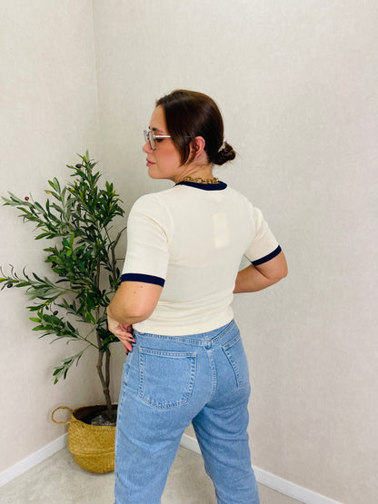 Camisola de Malha Branca com Detalhes Azul-Marinho